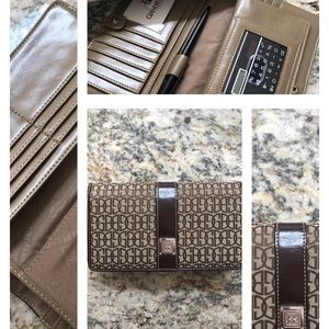Giani Bernini Wallet with lots of space!!